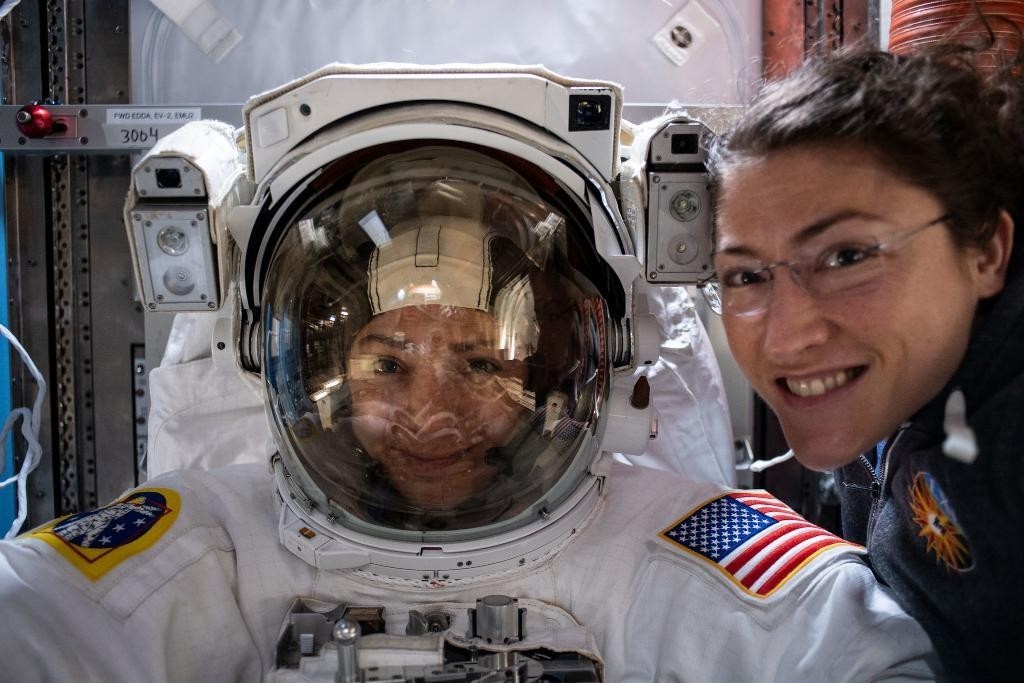Astronautet gra në hapesirë