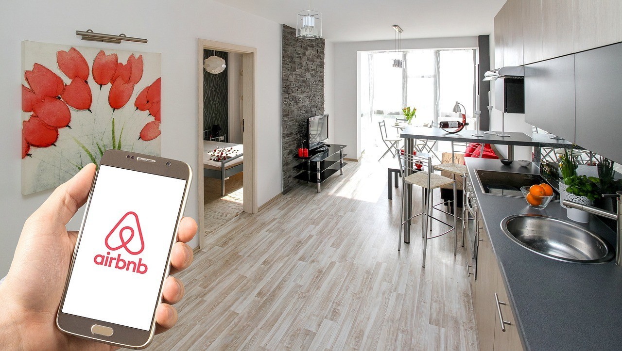 Mendohuni mirë para se të merrni me qera në Airbnb. Zbuloni rregullat e reja