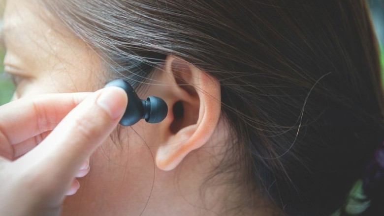 Përdorni kufje pa limit? Kujdes, më shumë se 1 miliardë persona rrezikojnë të humbin dëgjimin