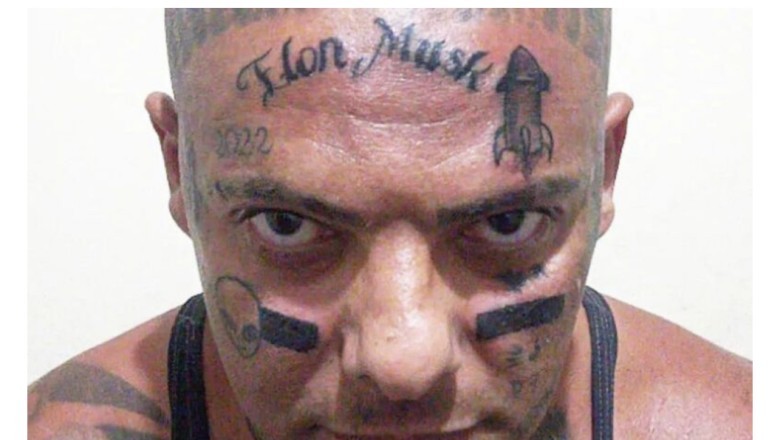 Influenceri bën tatuazh në ballë emrin e Elon Musk