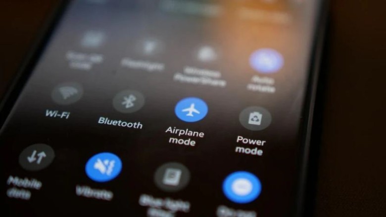 Çfarë është “Airplane mode” dhe pse linjat ajrore u kërkojnë pasagjerëve ta aktivizojnë gjatë fluturimit?