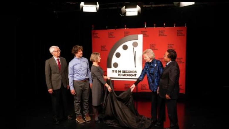 Shkencëtarët rivendosin orën zyrtare të “Kijametit” për  2023. Zbulojnë sa afër jemi me fundin e njerëzimit…