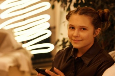 Shefi i Samsung në Britani nuk e lejoi vajzën të përdorë smartphone