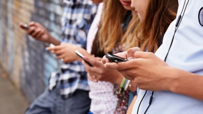 A duhet të vendosin prindërit se çfarë bëjnë fëmijët e tyre në internet? Këto shtete mendojnë se…