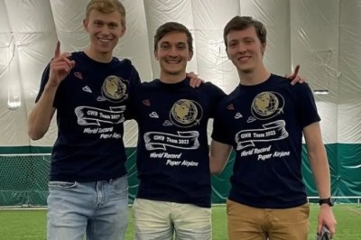 Projektuan aeroplan prej letre që fluturoi në të gjithë fushën e futbollit, thyejnë rekord botëror