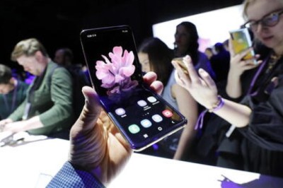 Tregu i telefonave inteligjentë ra me 12%, tremujorin i pestë me rënie