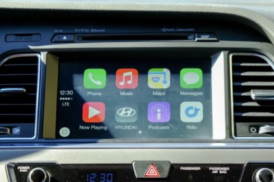 Njerëzit të ngopur nga teknologjia e padobishme në makinat e tyre