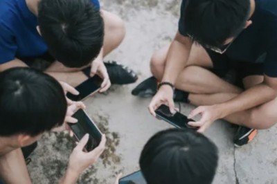 Kina dëshiron të kufizojë të miturit, jo më shumë se dy orë në ditë në telefon!