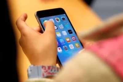 Sondazhi: Gati gjysma e adoleshentëve pohojnë se janë vazhdimisht online