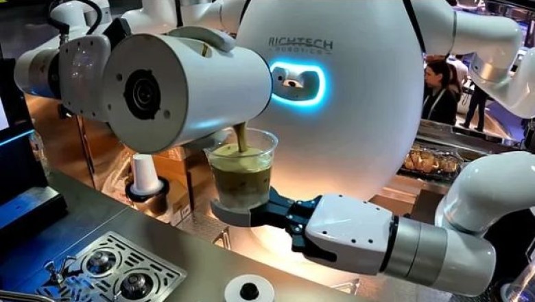 Njihuni me robotin që bën kafe, kokteile dhe ushqim. Quhet Adam…