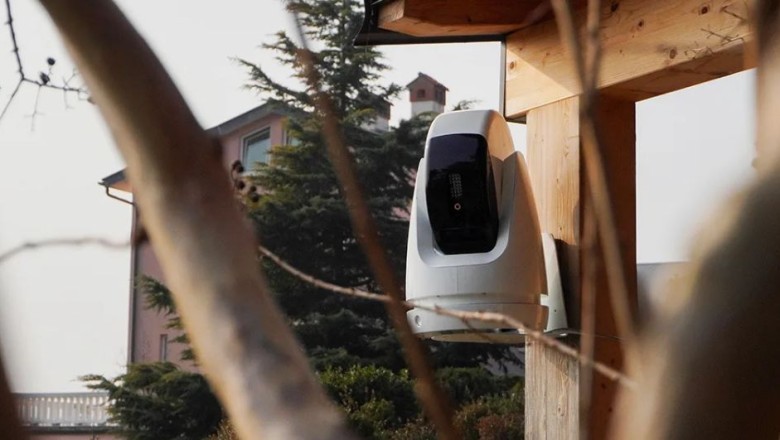 Kamera e re e sigurisë “Talking” ka armë robotike për të gjuajtur njerëzit me gaz lotsjellës